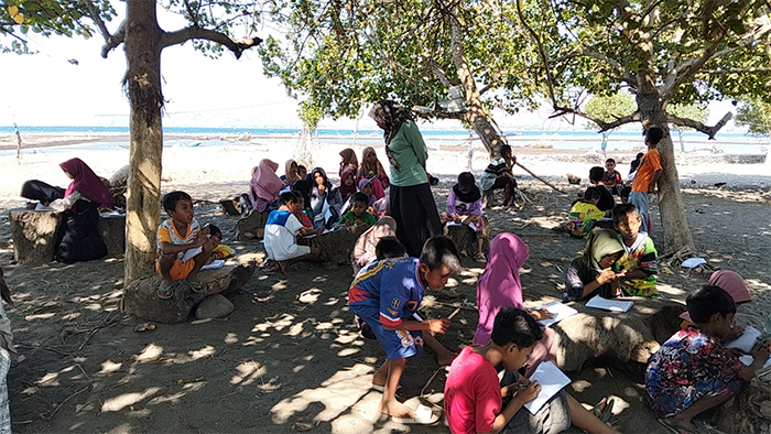 Wali murid hingga perangkat desa terlibat aktif dalam kegiatan Komunitas Sekolah SDN Sowa, Kecamatan Soromandi, Kabupaten Bima. Keberadaan Komunitas Sekolah turut membantu meningkatkan kemampuan literasi dan numerasi siswa di sekolah setempat. Wali murid hingga perangkat desa terlibat aktif dalam kegiatan Komunitas Sekolah SDN Sowa, Kecamatan Soromandi, Kabupaten Bima. Keberadaan Komunitas Sekolah turut membantu meningkatkan kemampuan literasi dan numerasi siswa di sekolah setempat.